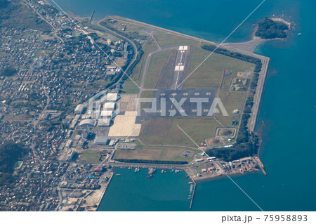 海上自衛隊　千葉県　館山市　自衛隊　軍用飛行場　ヘリコプター　館山基地　飛行機　午前　明るい 75958893