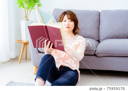 休日に読書をする一人暮らしの若い女性 休日に読書をする一人暮らしの若い女性 75959170