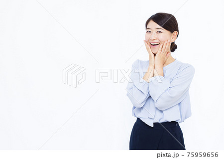 びっくりしている30代ビジネスウーマン びっくりしている30代ビジネスウーマン 75959656