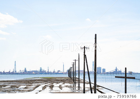 千葉県　木更津市　江川海岸　工場　京葉工業地域　砂浜　海　波　木更津　雲　飛行機　電柱　電線 75959766