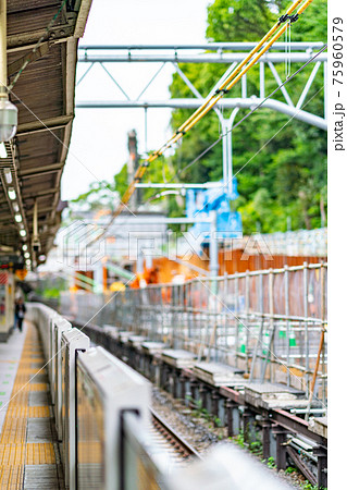 原宿駅 ホーム 改札 自動販売機 ホーム 電車 神宮前 明治通り 午前 明るい 都心 東京 工事 原宿駅 ホーム 改札 自動販売機 ホーム 電車 神宮前 明治通り 午前 明るい 都心 東京 工事 75960579