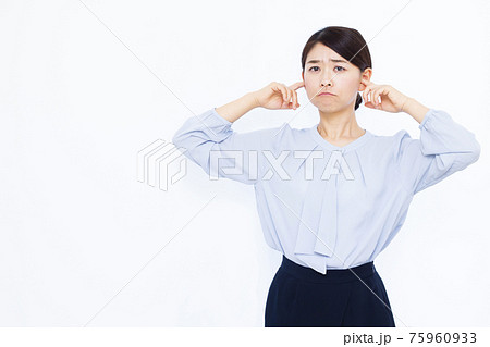 耳をふさぐ30代女性 耳をふさぐ30代女性 75960933