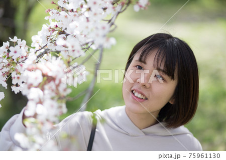桜の花を見る女性のポートレート 桜の花を見る女性のポートレート 75961130