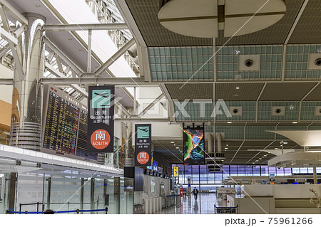 成田空港 第2ターミナルビル 出発ロビー 案内垂れ幕 成田空港 第2ターミナルビル 出発ロビー 案内垂れ幕 75961266