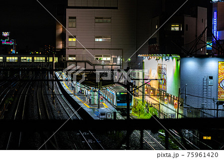 埼玉県 川口市 西川口 埼京線 京浜東北線 フェンス 電車 電線 風俗街 線路 の写真素材