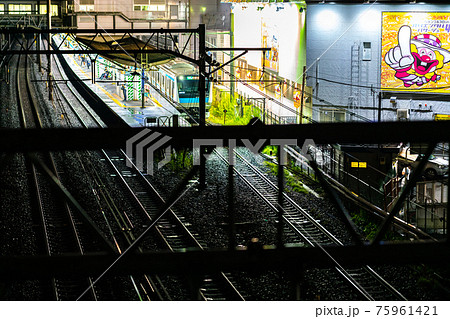 埼玉県 川口市 西川口 埼京線 京浜東北線 フェンス 電車 電線 風俗街 線路 の写真素材