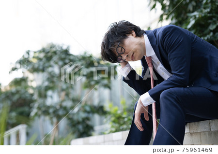 ビジネスマン　悩む　若い男性 75961469