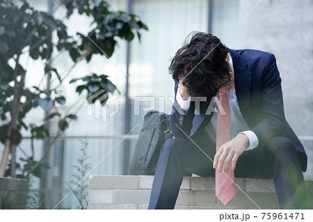 ビジネスマン 悩む 若い男性 ビジネスマン 悩む 若い男性 75961471