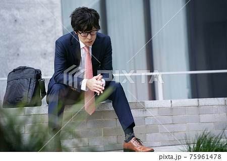 ビジネスマン 悩む 若い男性 ビジネスマン 悩む 若い男性 75961478