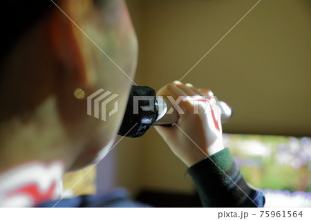 カラオケを熱唱して楽しむ女性 75961564