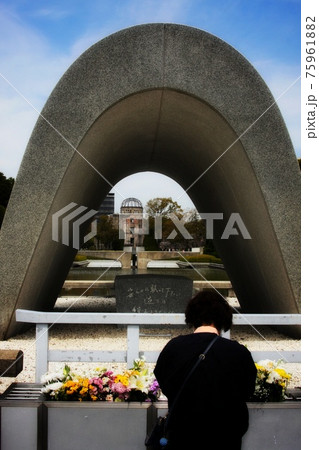 広島平和記念公園の平和慰霊碑にお参りする母 広島平和記念公園の平和慰霊碑にお参りする母 75961882