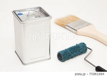 塗料と刷毛と塗装ローラー 塗料と刷毛と塗装ローラー 75961994