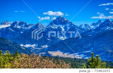 Peaks on the horizon Peaks on the horizon 75962055