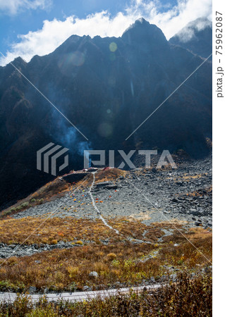 北アルプス、北穂高岳方面からの前穂高岳、涸沢カール、涸沢ヒュッテの煙、テント場、登山道。青空、白い雲 北アルプス、北穂高岳方面からの前穂高岳、涸沢カール、涸沢ヒュッテの煙、テント場、登山道。青空、白い雲 75962087