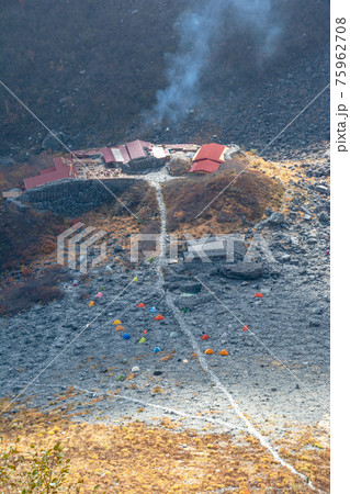 北アルプス、北穂高岳方面からの涸沢カール、涸沢ヒュッテの赤い屋根、煙、テント場、登山道。 75962708