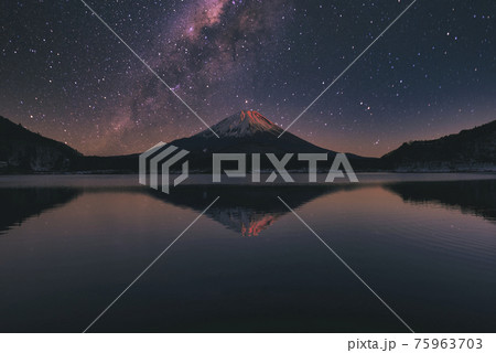未明の富士山と星空 75963703