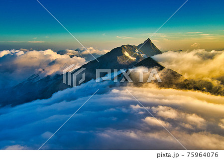 北アルプス北穂高岳から、朝焼けの槍ヶ岳と大キレットと雲海の大展望-3 75964076