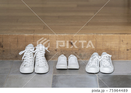 玄関に並べたスニーカー　男性用　女性用　子供用 75964489