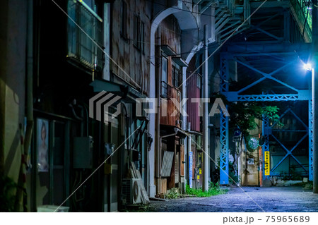 国道駅　昭和　ノスタルジー　心霊スポット　怖い　鶴見線　高架下　午後　暗い　夜　無人 75965689