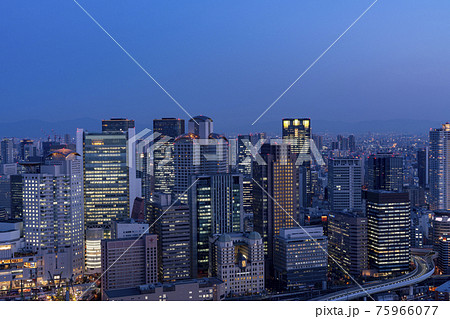 [大阪府]大阪中心部の夜景（梅田スカイビル） 75966077