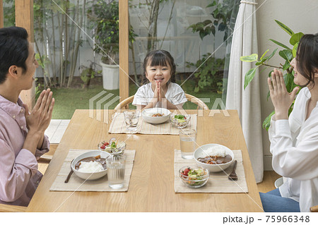 食卓でいただきますをするファミリー　食事　イメージ 75966348
