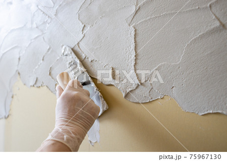 新築一戸建て住宅の工事現場で珪藻土を縫っているところ 新築一戸建て住宅の工事現場で珪藻土を縫っているところ 75967130