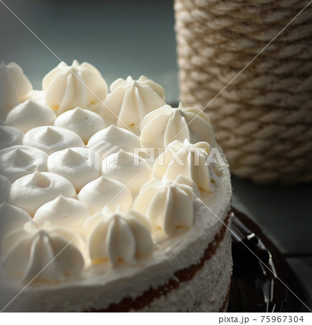 sponge cake in a souffle 75967304