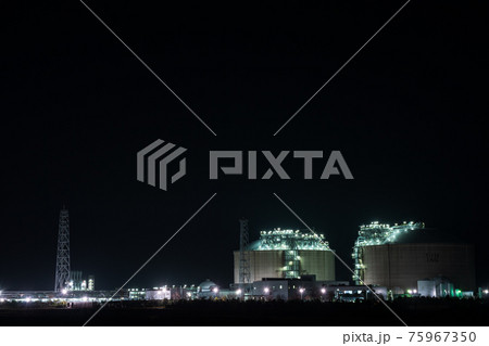 北九州の工場地帯に架かる若戸大橋の夕暮れ 北九州の工場地帯に架かる若戸大橋の夕暮れ 75967350