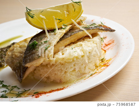 Fried fish fillet 75968587