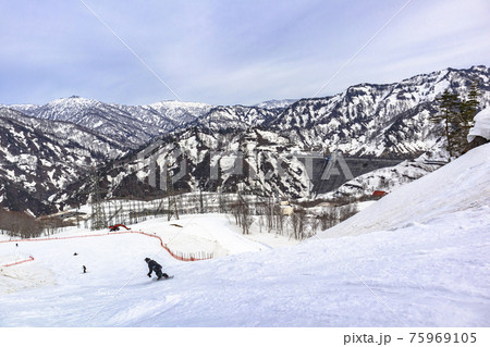 【奥只見丸山スキー場 】 八崎ゲレンデより奥只見ダムを眼下に一望する風景 (春スキー) 75969105
