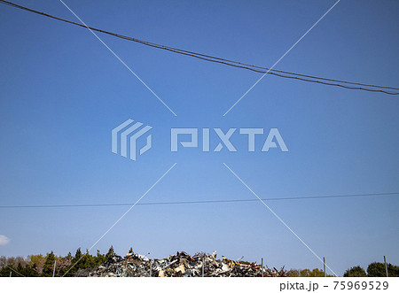 ゴミ山と青空 a mountain of garbage and the blue sky ゴミ山と青空 a mountain of garbage and the blue sky 75969529