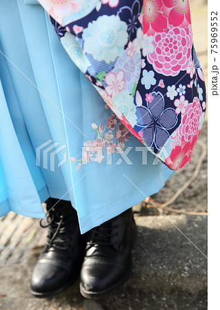 卒園の女の子の袴と着物の振袖イメージ 75969552