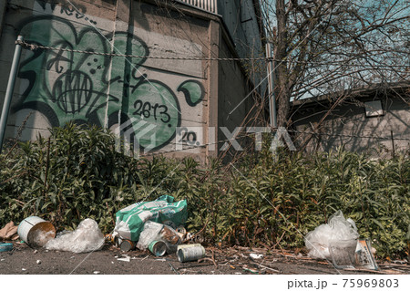 南海汐見橋線　木津川駅周辺　落書き　ゴミ【大阪市】 75969803
