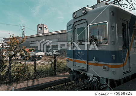 南海汐見橋線　木津川駅ホーム　電車　停車【大阪市】 75969825