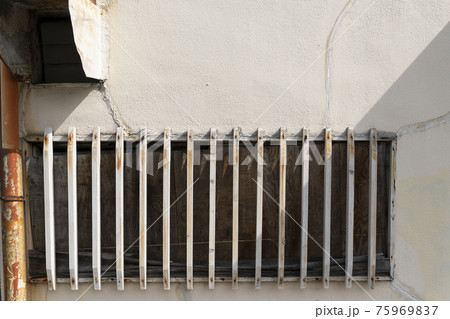 南海汐見橋線　木津川駅　駅舎の壁【大阪市】 75969837