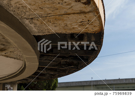 南海汐見橋線　木津川駅　駅舎入口の屋根【大阪市】 75969839