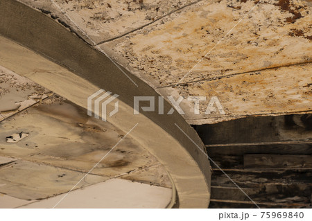 南海汐見橋線　木津川駅　駅舎入口の屋根【大阪市】 75969840