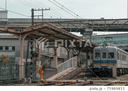 南海汐見橋線 木津川駅 電車が停車【大阪市】 南海汐見橋線 木津川駅 電車が停車【大阪市】 75969855