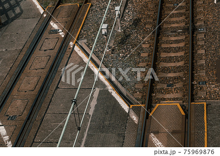 南海汐見橋線　琴江橋歩道橋から見下ろす線路【大阪市浪速区】 75969876