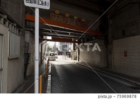 JR芦原橋駅の高架下の薄暗いトンネル【大阪市】 JR芦原橋駅の高架下の薄暗いトンネル【大阪市】 75969878