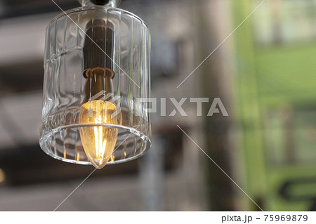 スーパーのイートインコーナーに置いてあるお洒落なペンダントライト【大阪市西区】 75969879