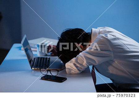 ビジネスマン　残業　悩む 75970323