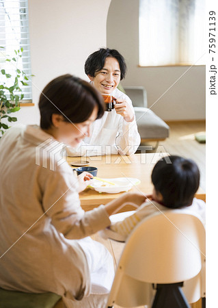 赤ちゃんを囲む食卓 赤ちゃんを囲む食卓 75971139