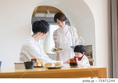 赤ちゃんを囲む食卓 赤ちゃんを囲む食卓 75971244