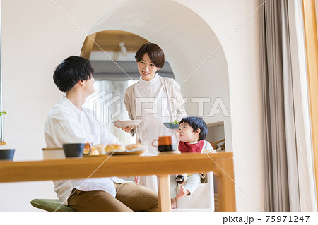 赤ちゃんを囲む食卓 75971247