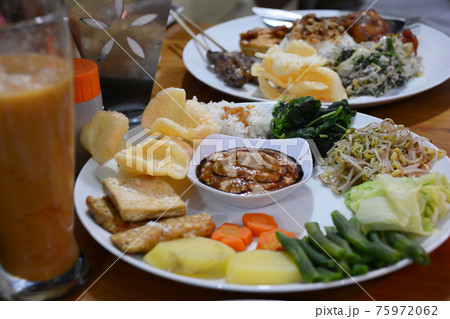 インドネシアのバリ島、ウブドの現地ワルンのフルーツジュース、ガドガド。 インドネシアのバリ島、ウブドの現地ワルンのフルーツジュース、ガドガド。 75972062