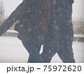 吹雪の歩く人 75972620