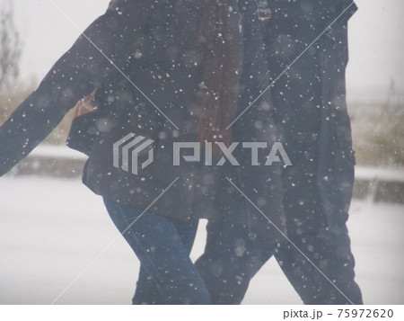 吹雪の歩く人 75972620