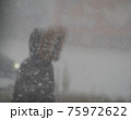 吹雪の歩く人 75972622