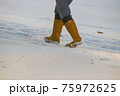 吹雪の歩く人 75972625